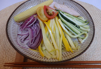 ズッキーニと赤玉ねぎで野菜たっぷりヘルシー冷麺