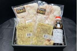【得セット】冬は鍋で暖まろう！もつ鍋セット（４～５人前）［ 小腸300g×２P＆ちゃんぽん麺２袋＆特製スープ＆にんにくスライス＆唐辛子］鹿児島県 黒毛和牛 ホルモン ［ グルメ ］
