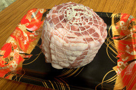 豚肩ロース肉 ブロック•ネット入り ５００ｇ