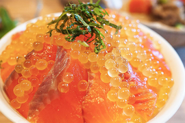 食卓を彩る！渓流いろどり丼セット
