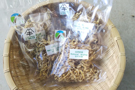 レシピ付き　【細切り切干大根】
昔ながらの手作業でつくる切干大根。
寒空の下でタップリと太陽の陽ざしを浴びた自然乾燥の切干大根をレターパック便でお届けします。