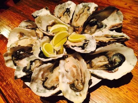 牡蠣好き歓喜の30%増量中！S～Mサイズ 20個入り 1.8Kg 
【生牡蠣】【生食用】三重県産 殻付き 浦村かき(2～4人前）
牡蠣 貝類 海鮮 BBQ バーベキュー 牡蠣パーティ母の日父の日ギフト