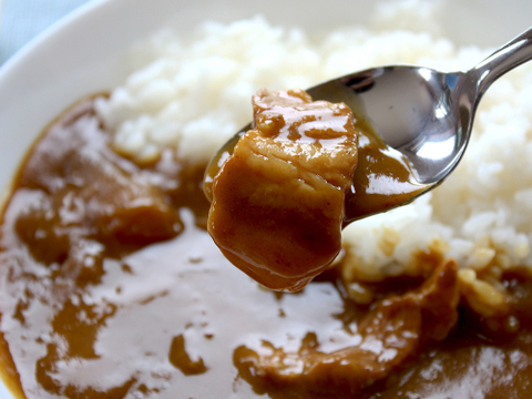 淡路島産玉ねぎをたっぷり使用！大きなお肉がゴロッと入った　元気豚カレー（200g×5袋）